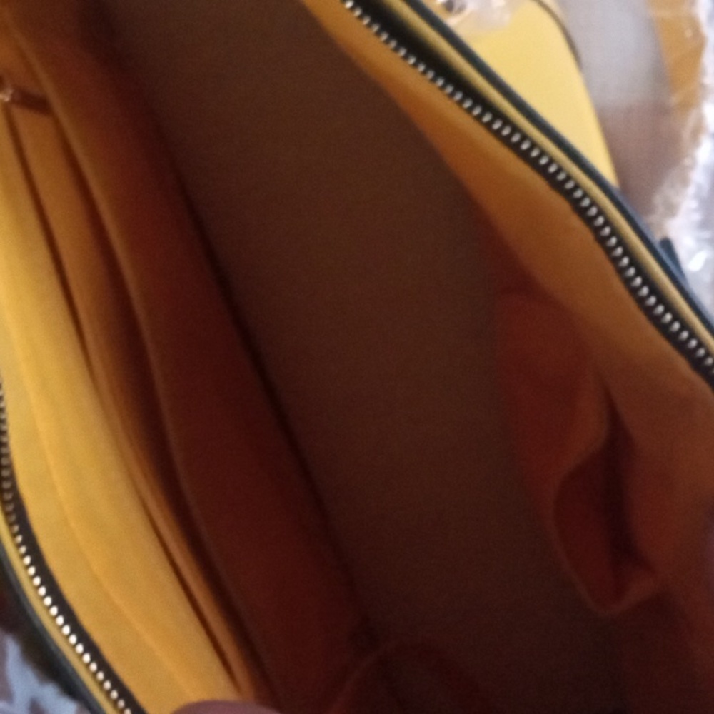 NWOT GOLD Handbag - Picture 3 of 4